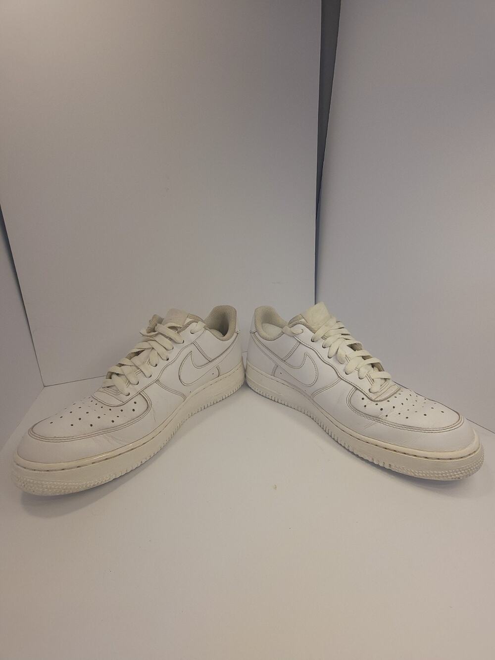 Nike Air Force 1 '07 Triple White Low Men's Size 9.5 White Athletic Sneaker